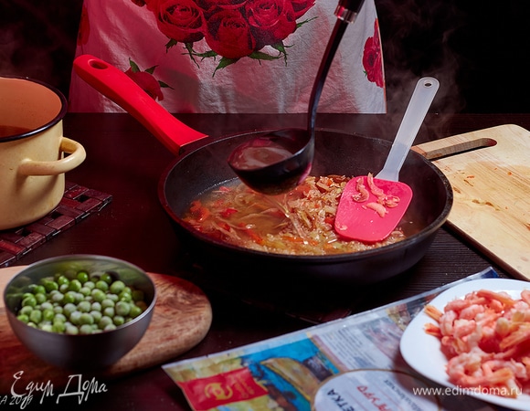 Добавляйте постепенно горячий бульон по мере выпаривания жидкости до готовности риса. Смотрите по вкусу. Я добавляла 3 раза, ушло около 0,5 литра.