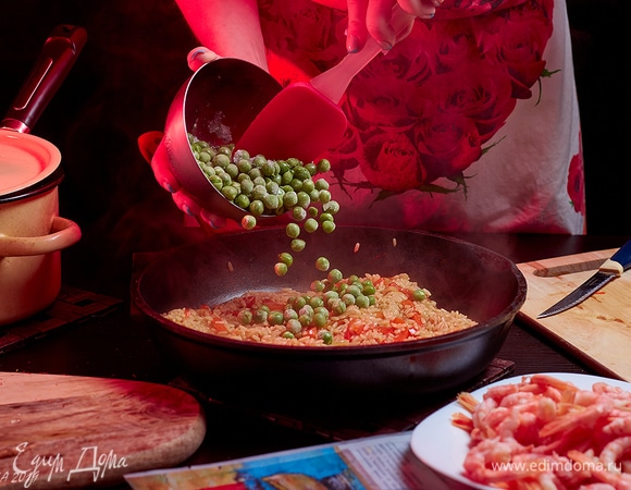 В практически готовый рис высыпать замороженный горошек. Готовить еще минуты 3.