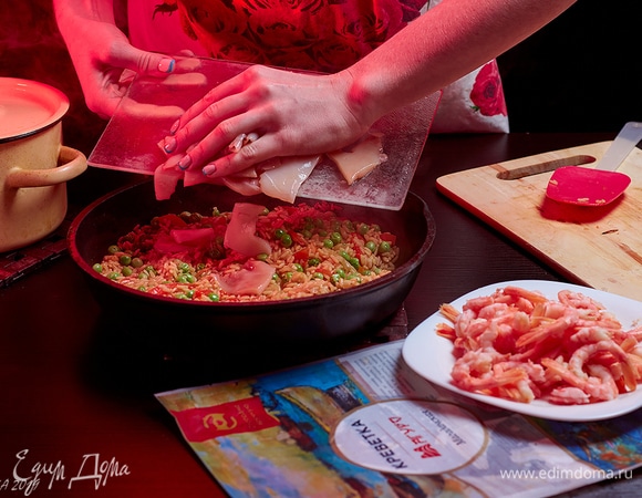 Добавьте кальмары. Они готовятся вообще 1–2 минуты.