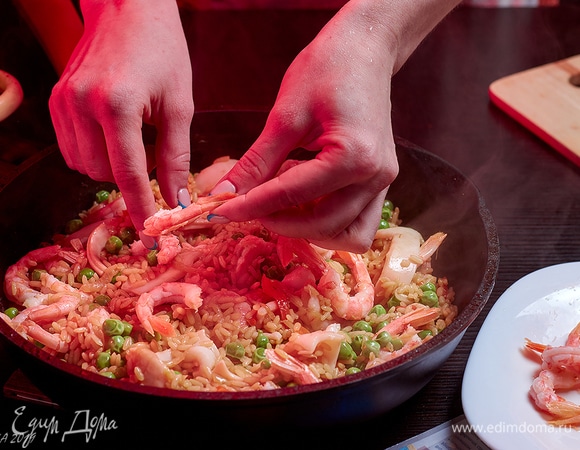 И последний шаг — наши замечательные креветки! Они готовы к употреблению, их остается только подогреть пару минут и перемешать с остальными ингредиентами, чтобы вкусы «поженились».