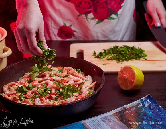 Дайте блюду настояться минут 5 под крышкой. Посыпьте мелко нарезанной петрушкой.