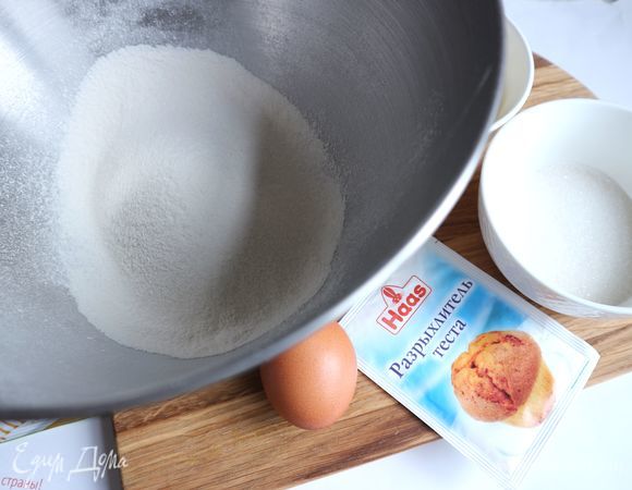 Просеять муку с разрыхлителем Haas в чашу комбайна, добавить сахарный песок.