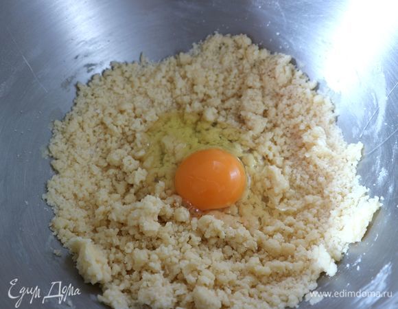 Добавить холодное сливочное масло, перемешать на низкой скорости, добавить яйцо.