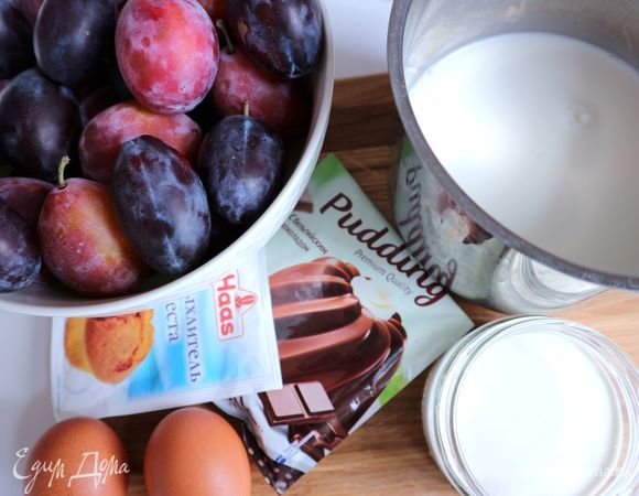 Духовку разогреть до 200°C. Сливы помыть, дать им обсохнуть.