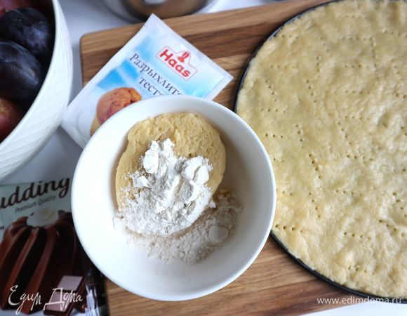 Тесто для основы поместить на донышко формы (маслом форму не смазывала, у меня форма рифленая). Наколоть тесто вилкой. В тесто для бортиков добавить 1 ст. л. муки, перемешать, убрать в холодильник и то, и другое тесто минимум на 15 минут.