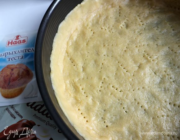 Присоединить бортики от формы, сделать бортики из теста. Отправить форму с тестом в духовку на 10–12 минут.
