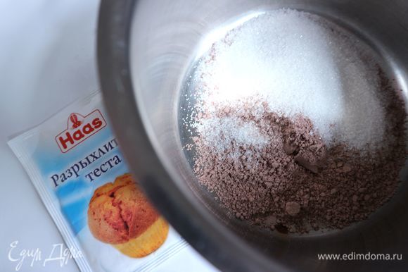 Сухую смесь для шоколадного пудинга (можно использовать порошок для ванильного пудинга) смешать с сахаром.
