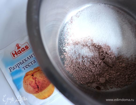 Сухую смесь для шоколадного пудинга (можно использовать порошок для ванильного пудинга) смешать с сахаром.