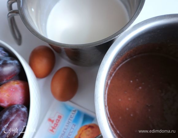 Смешать молоко и сливки. Добавить 60 г смеси молока и сливок, взятые из общего объема смеси, к порошку для шоколадного пудинга и сахару. Смешать до однородной консистенции.