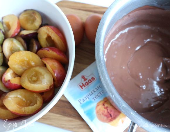 Остальную часть смеси молока и сливок довести до кипения, снять с огня и (при постоянном помешивании) добавить приготовленную ранее смесь. Еще раз довести до кипения и варить до загустения примерно 1 минуту. Дать пудингу остыть до слегка теплого состояния, добавить яйца, перемешать.