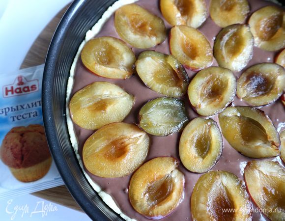 Разрезать сливы на половинки, удалить косточки. На тесто поместить шоколадный крем, сверху по кругу выложить плоды кожицей вниз. Температуру духовки снизить до 190°C. Отправить форму в духовку на 35 минут.