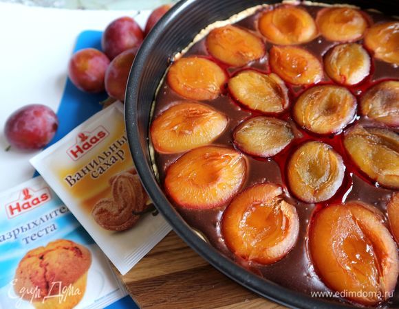 Вынуть форму из духовки, горячий пирог смазать растопленным сливочным маслом.