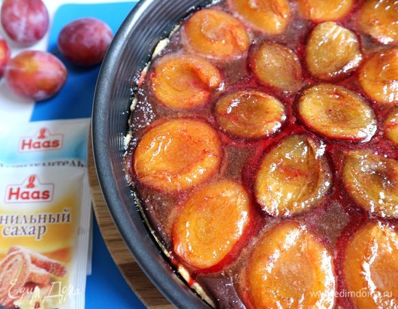 Дать пирогу немного остыть, смешать сахарный песок с ванильным сахаром Haas. Теплый пирог посыпать этой смесью.