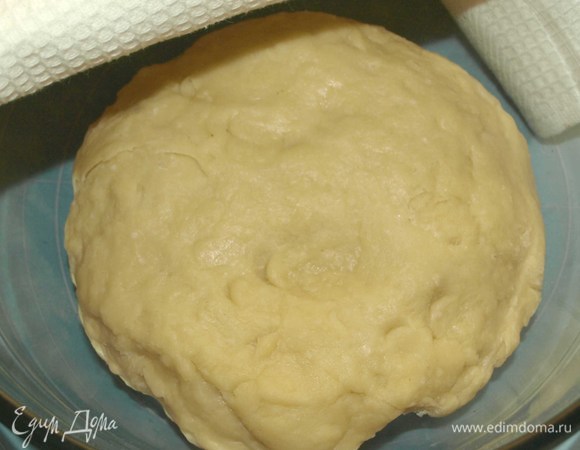 Через час тесто увеличится в объеме. Тесто примять.