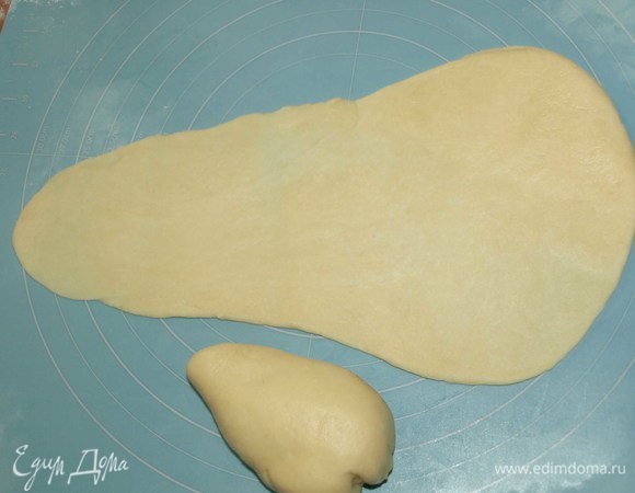 Из каждой части формируем треугольник и раскатываем в форме вытянутого треугольника или груши.