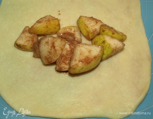 На больший край кладем начинку.