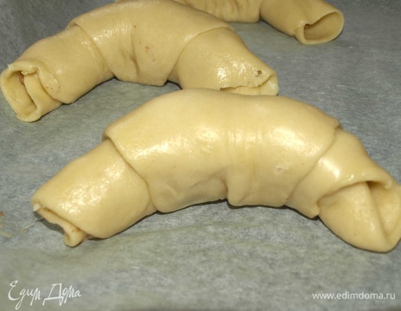 И заворачиваем в виде рогалика. Отправляем на противень, застеленный пекарской бумагой (при необходимости смазать маслом), и отправляем в заранее разогретую до 180ºС духовку на 35–40 минут (ориентироваться на свою духовку).