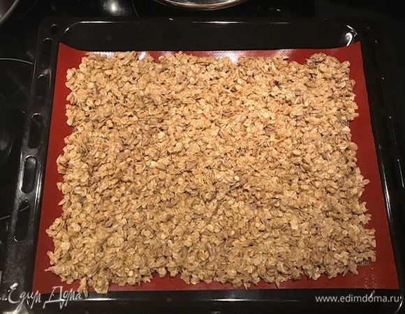 Выложить тонким слоем на силиконовый мат. Разогреть духовку до 175°C. У меня режим «гриль с конвекцией». Выпекать 10–15 минут до золотистого цвета. Каждые 5 минут перемешивать.