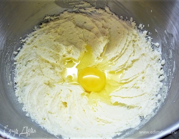 По одному постепенно добавляем яйца.
