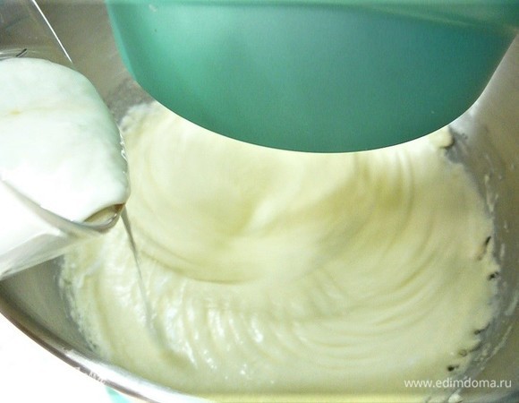 Вливаем молоко, сметану, растительное масло.