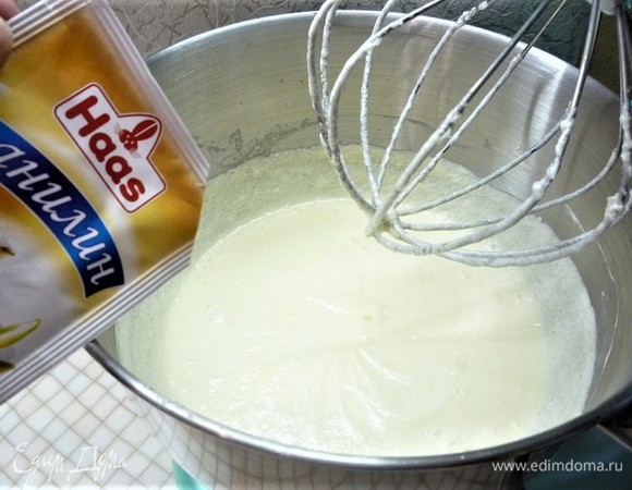 Добавляем щепотку ванилина Haas, все перемешиваем.