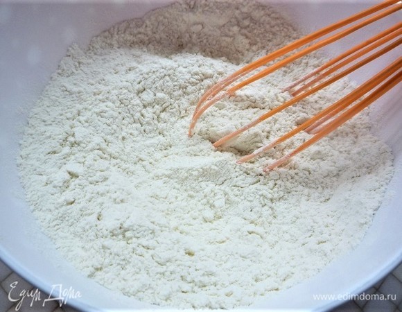 Смешиваем просеянную муку с разрыхлителем Haas и содой.