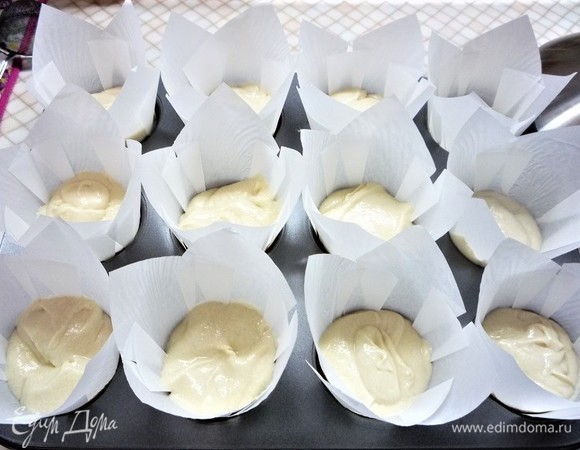 Разливаем тесто по формам, у меня тюльпаны для капкейков.