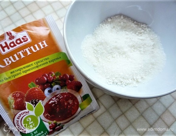 Приготовим ягодный конфитюр. Можно сделать его заранее. В чашке смешиваем 10 г пектина и 20 г сахара. В сотейник кладем ягоды (я решила сделать микс и взяла малину, клубнику, черную смородину и ежевику. Получился очень насыщенный, яркий, ароматный и вкусный конфитюр)! Добавляем в сотейник к ягодам 50 г сахара и доводим массу до кипения.