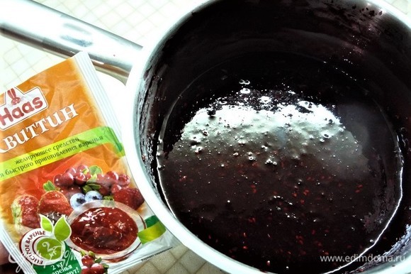 Добавляем в кипящее ягодное пюре смесь сахара с пектином, помешиваем и варим до загустения. Накрываем пищевой пленкой в контакт и остужаем.