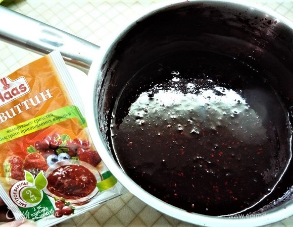 Добавляем в кипящее ягодное пюре смесь сахара с пектином, помешиваем и варим до загустения. Накрываем пищевой пленкой в контакт и остужаем.