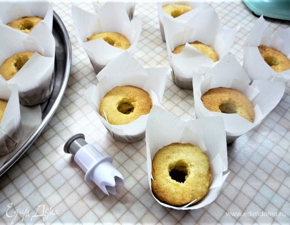 Готовые капкейки остужаем, затем вынимаем серединку специальным буром для кексов.
