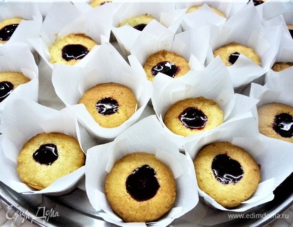 Наполняем серединки капкейков ягодным конфитюром.