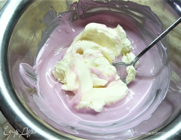 Одну часть оставляем светлой, другую — смешиваем с клубничным шоколадом.