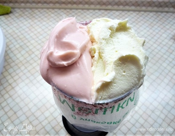 Выкладываем крем в кондитерский мешок с насадкой большая звезда, в одну половину мешка помещаем светлую часть, в другую — клубничную.