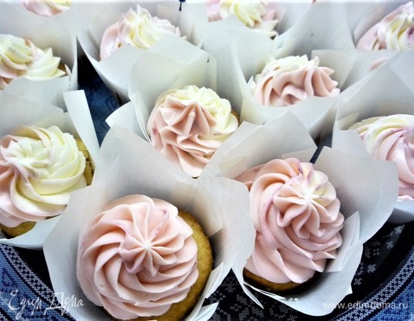 Наносим шапочки из крема на капкейки.