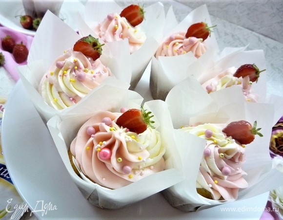 Украшаем ягодами клубники и кондитерскими посыпками! Такие нежные, красивые капкейки обязательно поднимут настроение, если за окном хмурая, дождливая погода. Приятного чаепития!