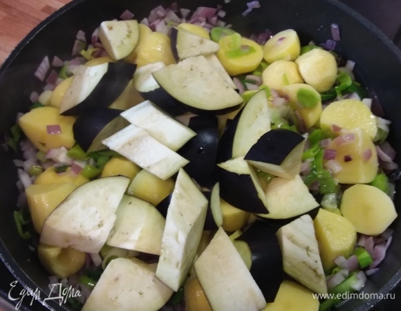 Очистите картофель и нарежьте его кубиками около 2 см. Баклажаны и тыкву также нарежьте примерно кубиком в 2 см. Добавьте баклажаны и картофель к луку, перемешайте и обжарьте вместе еще в течение нескольких минут.