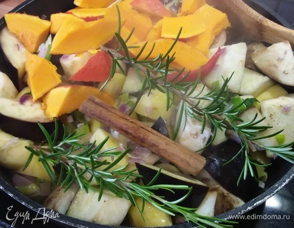 Выложите кусочки тыквы, палочки корицы (у меня 1 большая палочка), веточки розмарина.