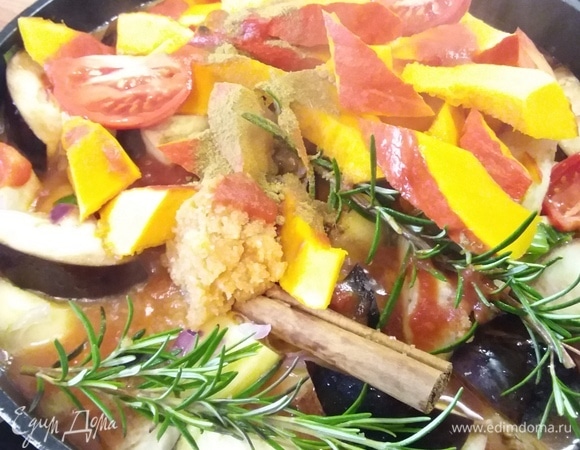 Влейте пассату и овощной бульон, добавьте зиру, накройте крышкой и тушите до готовности картофеля примерно 30–40 минут. Я использовала готовый овощной бульон и добавила дольки небольшого помидора.