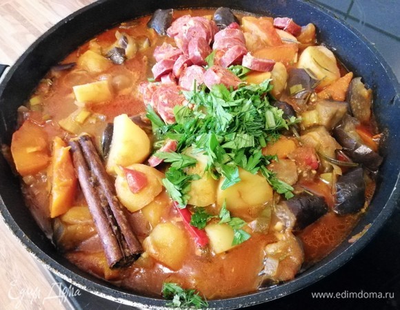 В конце удалите корицу и веточки розмарина, посолите и поперчите по вкусу, добавьте много рубленой зелени (у меня кинза, петрушка, укроп, мята). Готовила рагу уже несколько раз. На этом фото вариант с колбасками (салями чоризо). Их нужно порезать колечками и добавить за минут 10 до конца готовки.