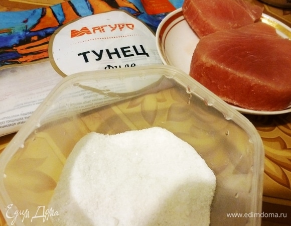 Подготовить все ингредиенты. Кусок тунца разморозить и обсушить.