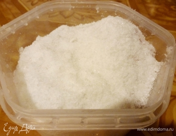 На дно контейнера насыпать соль высотой 0,5 см. Положить тунца и засыпать солью так, чтобы она покрывала кусок со всех сторон.