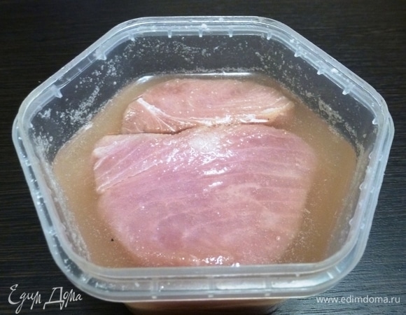 Оставить солиться в холодильнике на одни или двое суток (зависит от размера куска). Как видите, за это время соль вытянула соки из тунца.