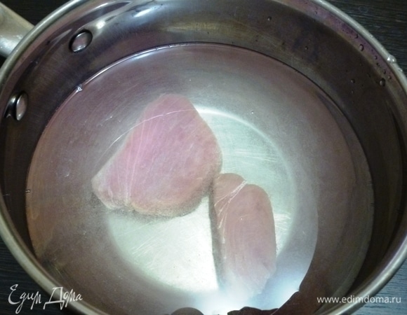 Теперь необходимо вымочить куски соленого тунца. Для этого следует замочить его в большом количестве холодной воды на 6–8 часов, регулярно меняя воду. Из рыбы должна выйти лишняя соль. 