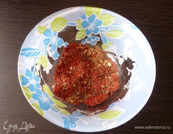 По рецептуре, которую я нашла, тунца не обсыпают специями, поэтому я немного отступила от оригинального рецепта. Я подготовила обсыпку из паприки, прованских трав, а кориандр и черный перец размяла в крошку.