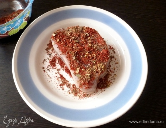 Кусок вымоченного тунца обсушить бумажным полотенцем и обвалять в специях.