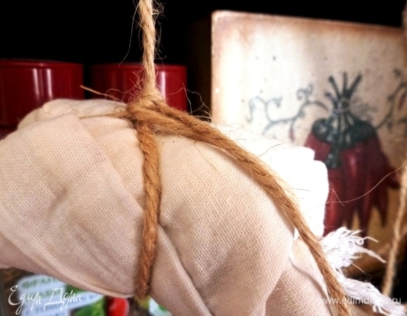 Завернуть в хлопчатобумажную ткань и оставить вялиться на 2–3 дня в холодильнике или подвесить в прохладном месте (балкон, коридор, сарай).