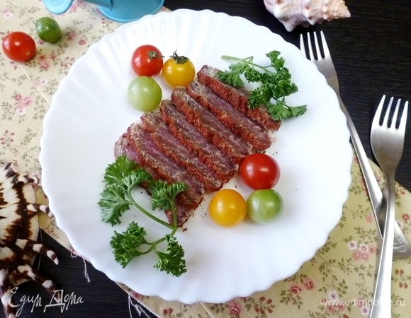 Когда тунец достаточно подвялится, нарезать его ломтиками и подать на стол. Приятного аппетита!