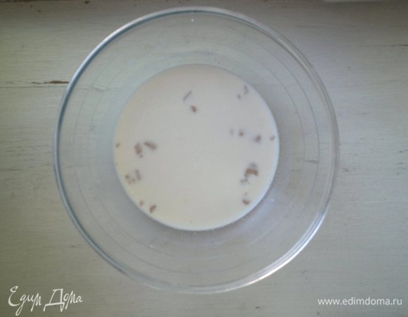 Для опары соединить теплое молоко, дрожжи, сахар и пару ложек муки. Тщательно перемешать и поставить на полчаса в теплое место, чтобы дрожжи активировались.