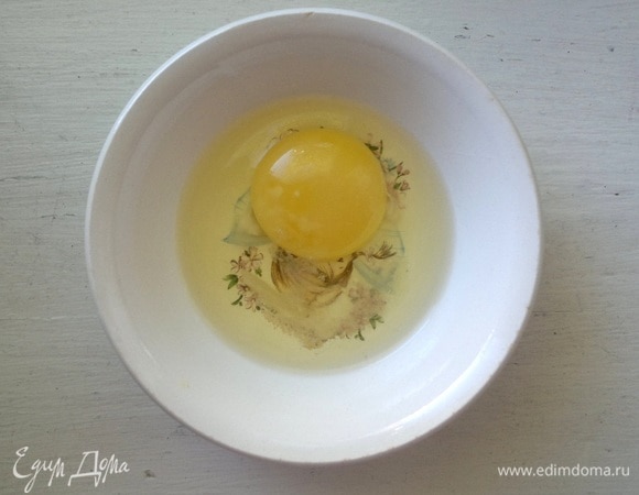 Яйцо взбить с солью. Сливочное масло растопить.